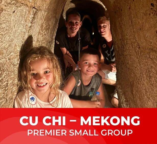 Un grupo de personas dentro de una cueva, con un cartel rojo en la parte inferior. 1