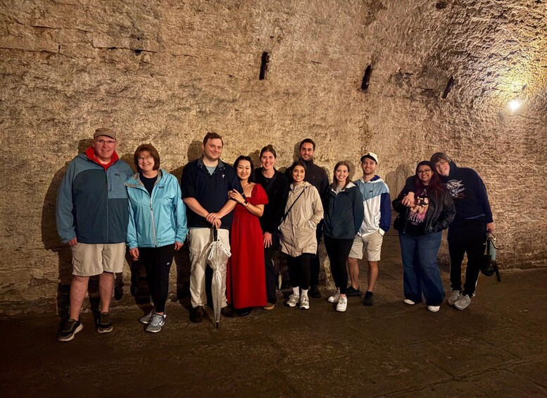 Eine Gruppe von Menschen steht in einer Höhle mit Steinwänden. 2