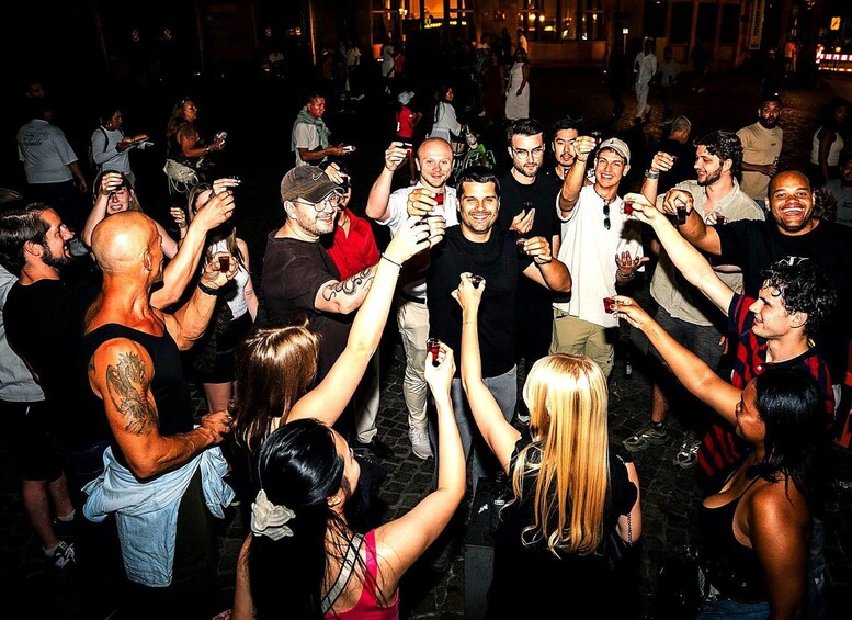 Frankfurt: Nightlife Tour with 3 Bars, Shots & Club Entry 1