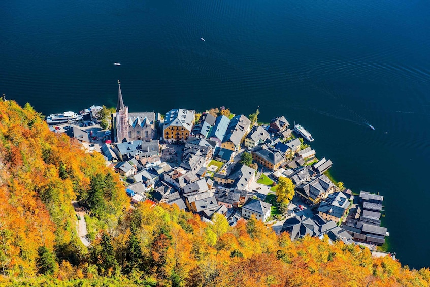Rannikkokaupunki, jossa on kirkko, taloja ja veneitä vedessä. 3