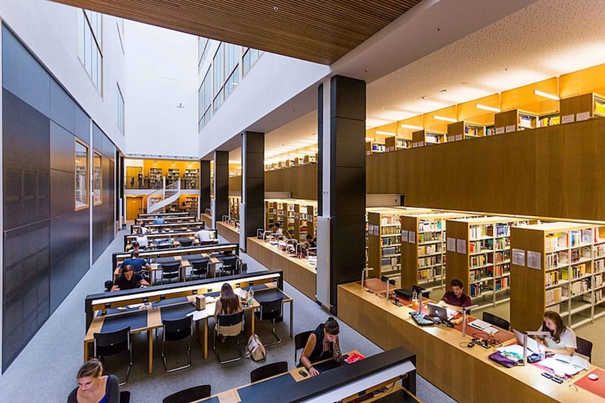 Eine moderne Bibliothek mit verschiedenen Leseorten und Bücherregalen. 5