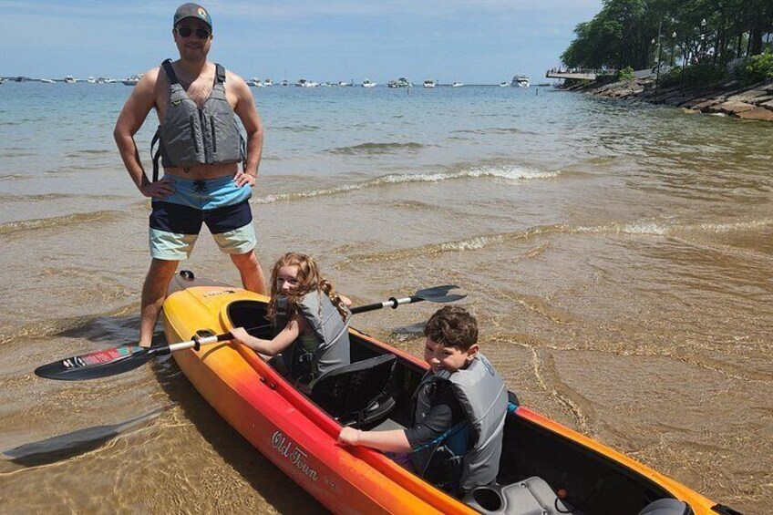 Un gruppo di persone su una spiaggia con un kayak giallo. 4