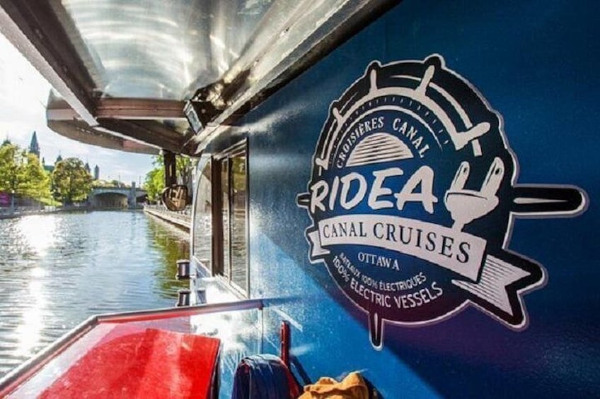 Un barco con el logotipo de 'RIDEA CANAL CRUISES' que menciona Ottawa y embarcaciones eléctricas. 2