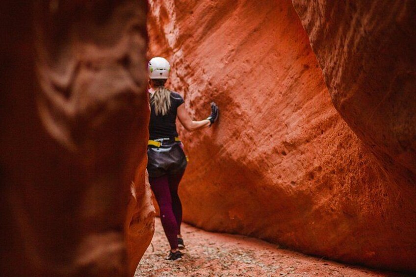 Une personne qui fait de l’escalade dans un canyon rouge. 1
