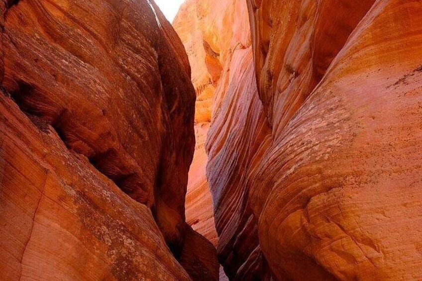 Un canyon aux formations rocheuses stratifiées. 5