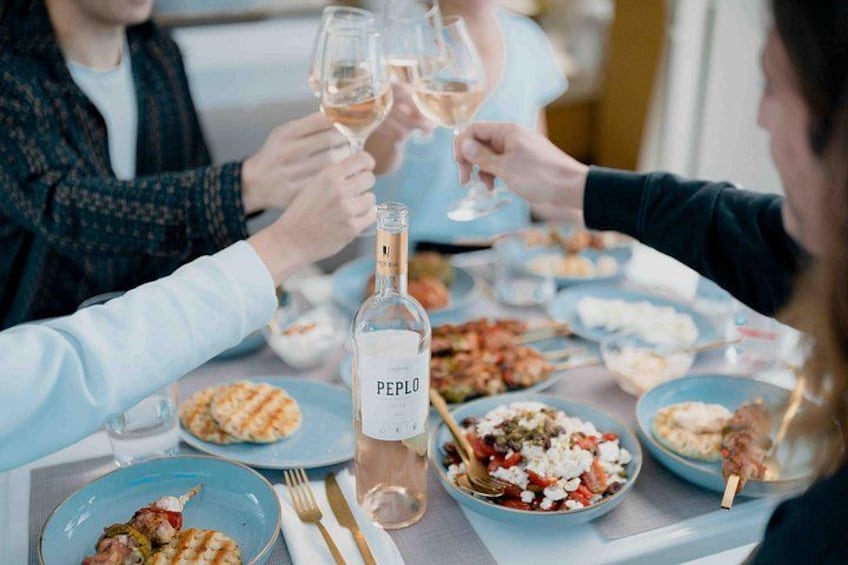Your host will prepare for you snacks throughout the cruise! 2