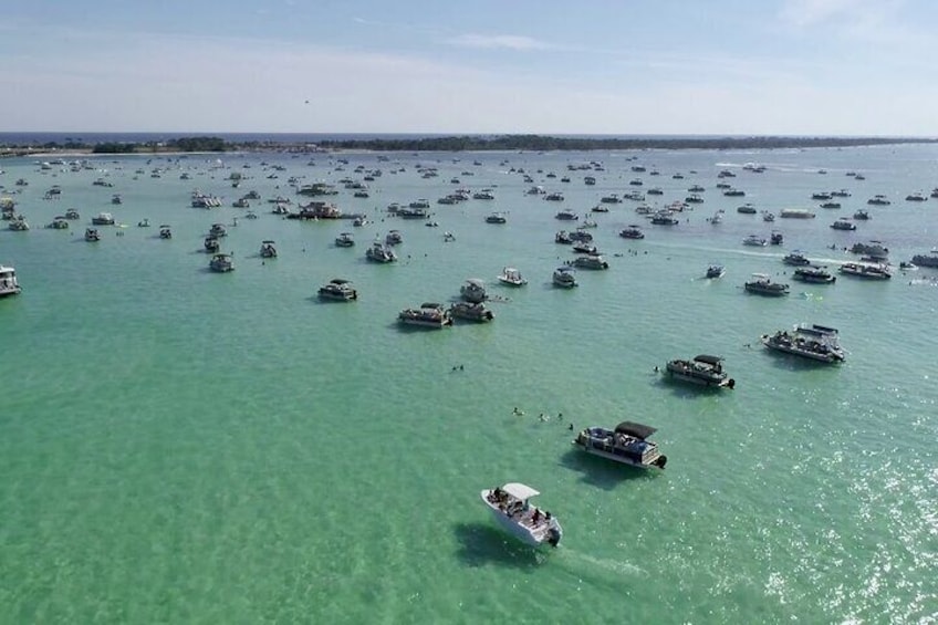 Una extensa masa de agua con numerosos barcos dispersos. 1