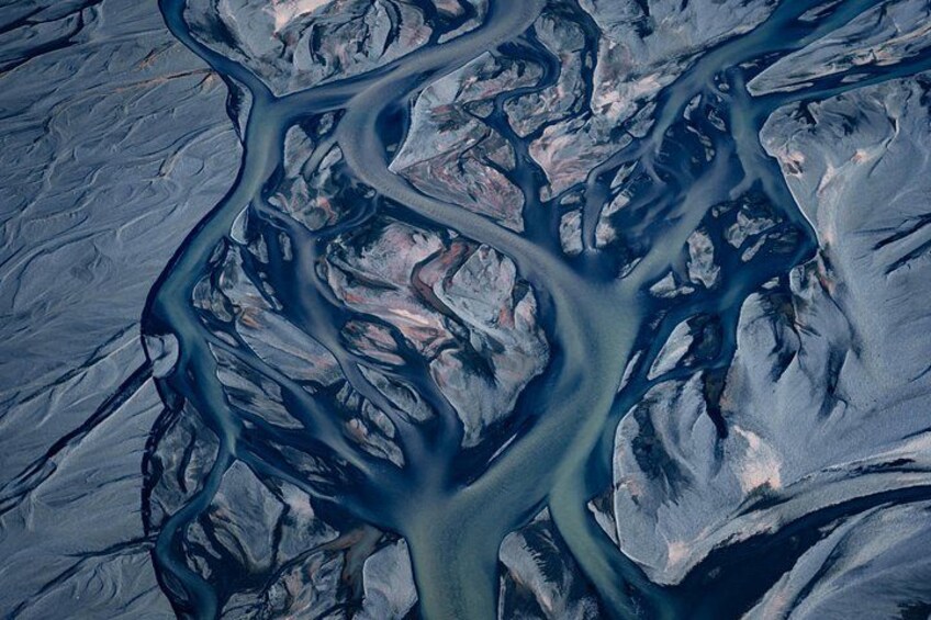 Een rivier die zich een bergachtig landschap doorkruist. 2