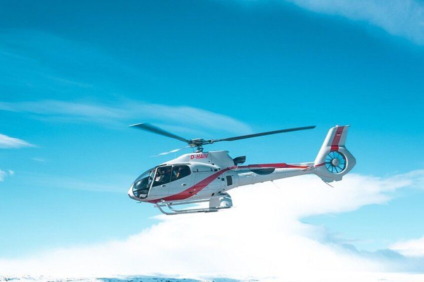 Un elicottero D-Hawk che vola in un cielo azzurro limpido. 3