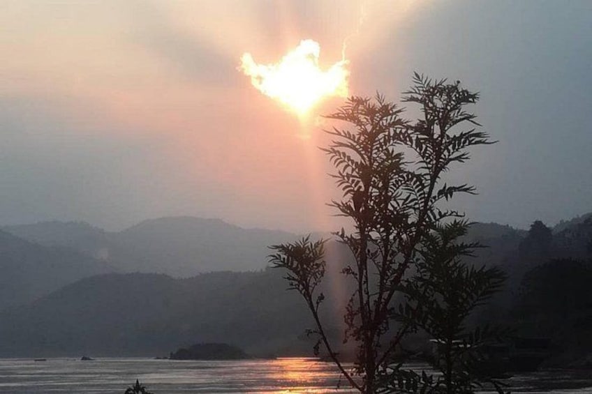 Atardecer sobre un cuerpo de agua con montañas al fondo. 3