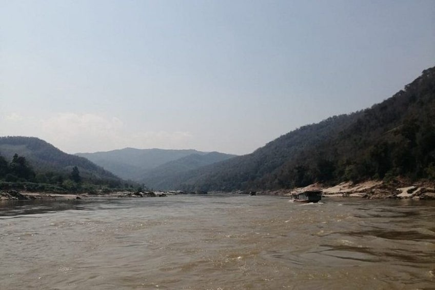 Un río que serpentea por un valle, flanqueado por colinas. 2