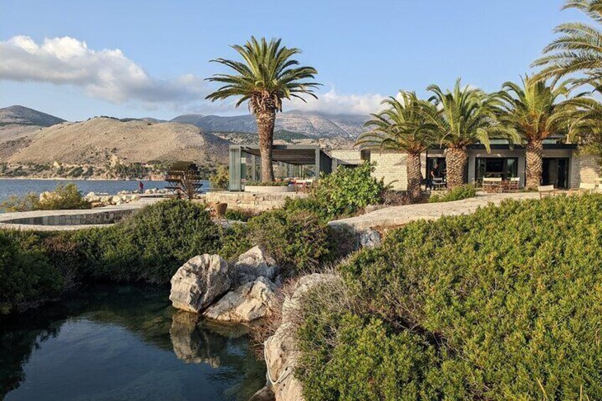 Une propriété située sur la côte, dotée d’une piscine, de palmiers et offrant une vue sur la mer et les montagnes. 1