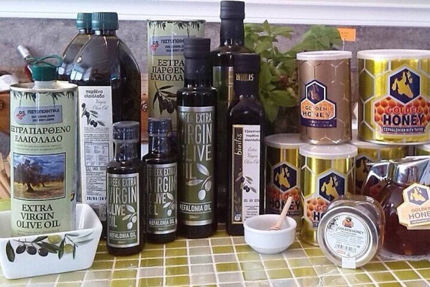 Une variété de produits à base d’huile d’olive et de miel sont disposés sur un plan de travail de cuisine. 3