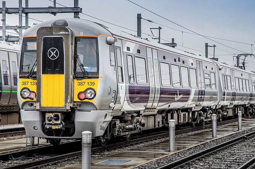 Un tren con el número 387 139 en su frontal, estacionado sobre las vías. 5