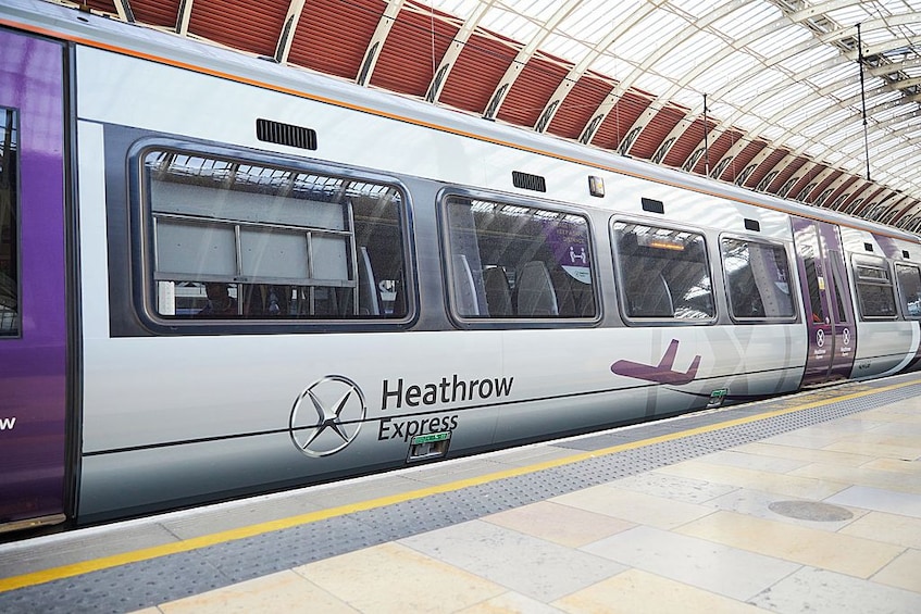 Un tren Heathrow Express en el andén de una estación. 1