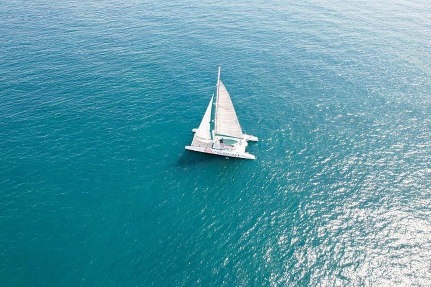 Een witte zeilboot op turkoois water. 1