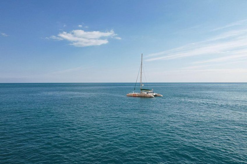 Een zeilboot op kalmblauw water onder een heldere lucht. 5