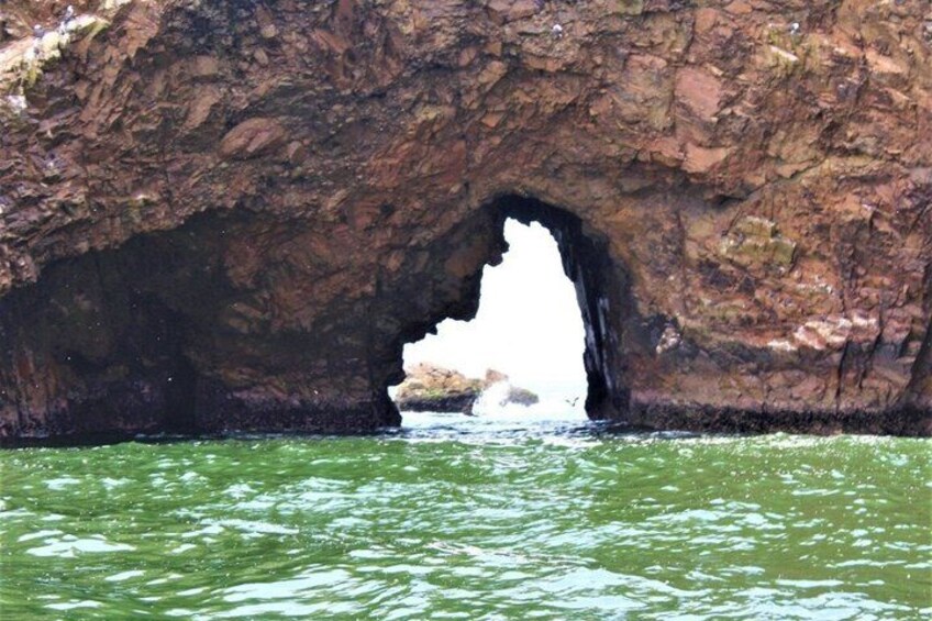 Una formación rocosa en arco con agua fluyendo a través. 2