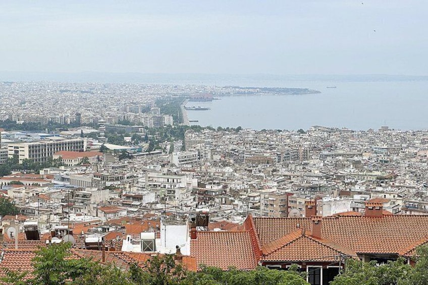 Un paisaje urbano costero con edificios densos, una gran masa de agua y una isla distante. 1