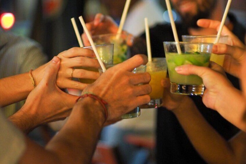 Personas sosteniendo vasos con pajitas, probablemente en un ambiente social. 2