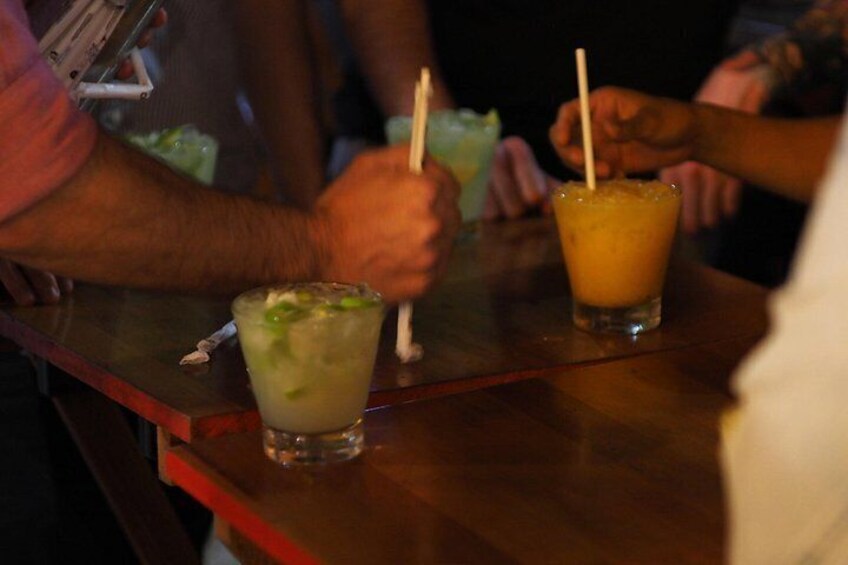 Un bar con dos bebidas en vasos, una con pajita y otra sin. 3