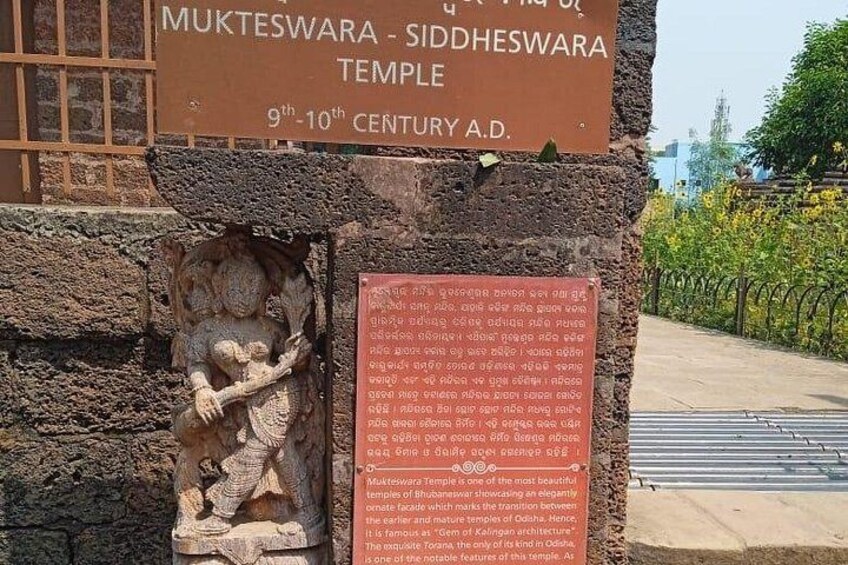 Une structure en pierre ornée d’une sculpture en relief et d’une plaque signalétique. 4