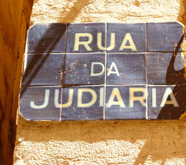 Laatoitettu katukyltti, jossa lukee »Rua da Judaria». 3