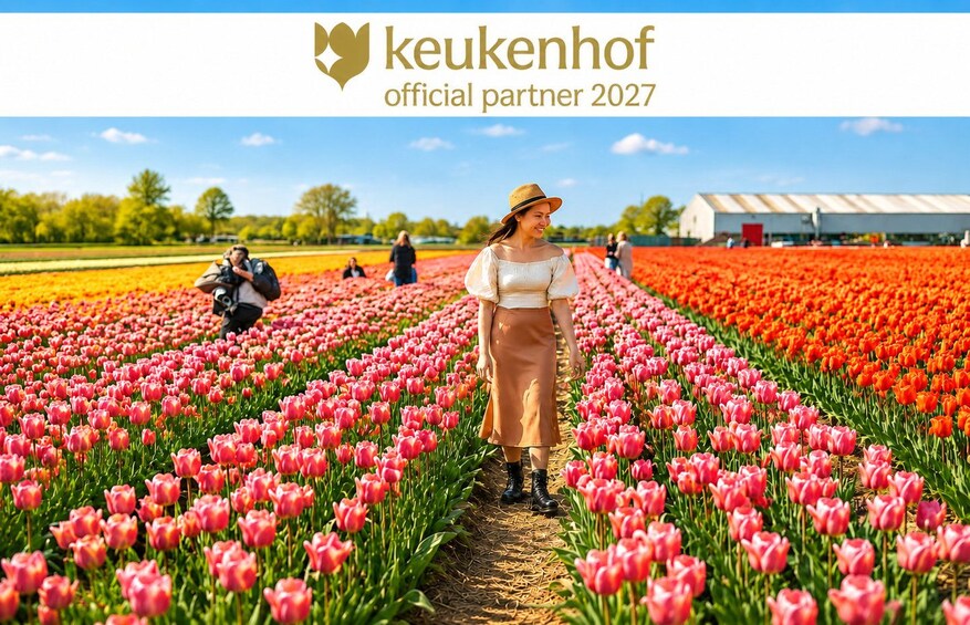 Een vrouw loopt door een tulpenveld, Keukenhof is de officiële partner voor 2027. 1