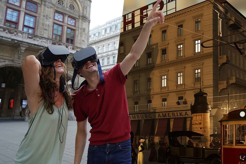 Zwei Personen mit VR-Brillen vor einem Gebäude, dessen Schild "Hamburg Amerika" zeigt. 3