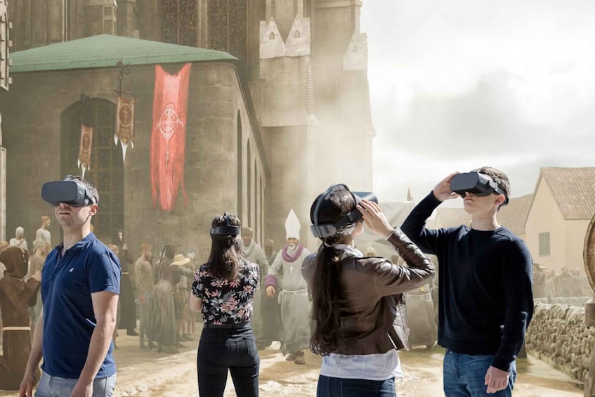 Menschen nutzen Virtual-Reality-Brillen vor einem historischen Gebäude. 1