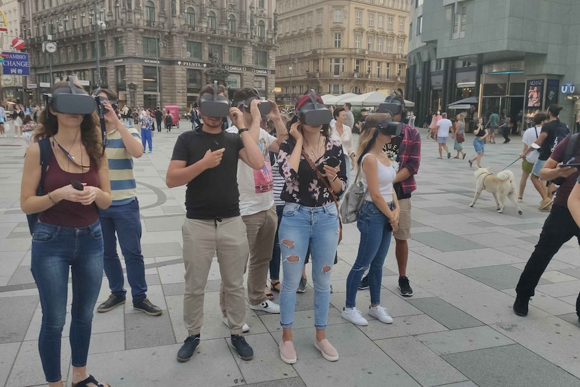 Menschen mit VR-Brillen auf einem öffentlichen Platz. 4