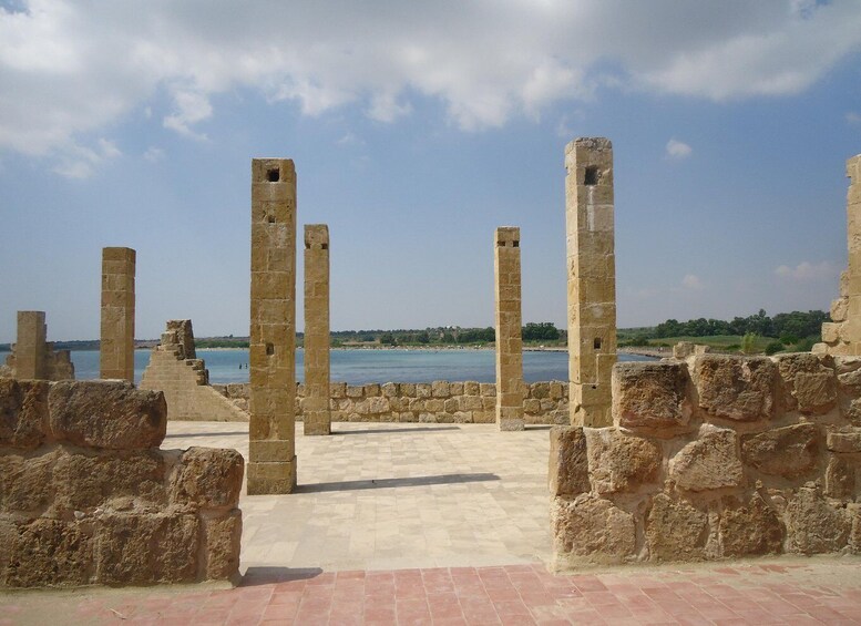 Antiche colonne in pietra e rovine lungo la costa. 2