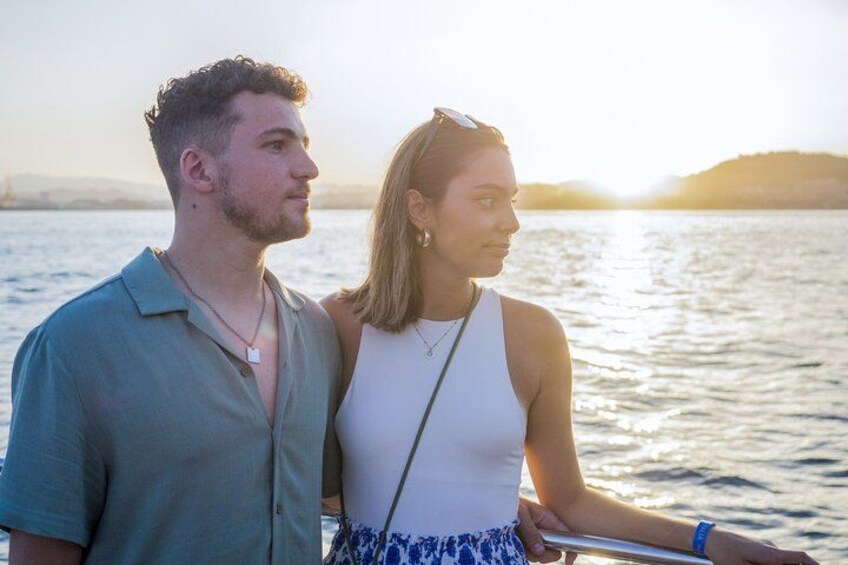 Una pareja de pie junto al agua durante el atardecer. 2