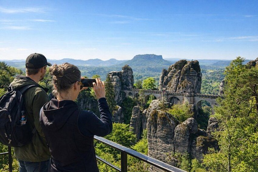 To personer fotograferer klippeformationer og en bro. 2