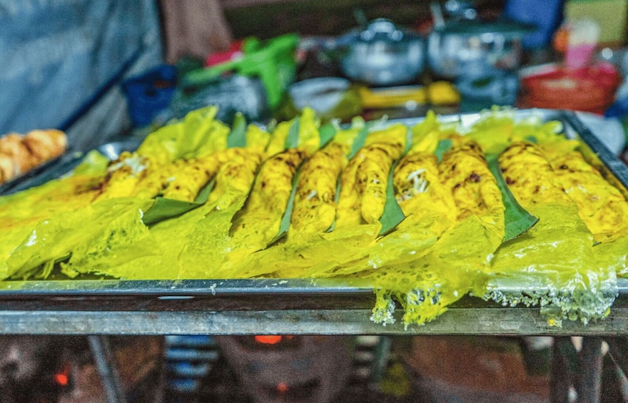 Rodajas de plátano a la plancha sobre una bandeja de metal. 2
