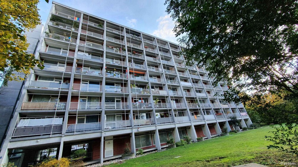Berlin: Guided Architectural Walking Tour of Hansaviertel 1