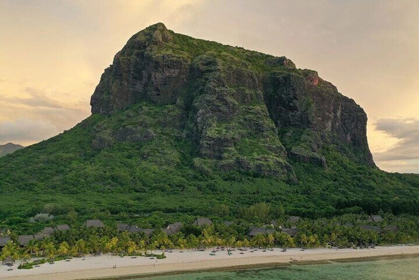 Full-Day Private Hiking le Morne Mountain & Seafood Lunch at Islet Fourneau