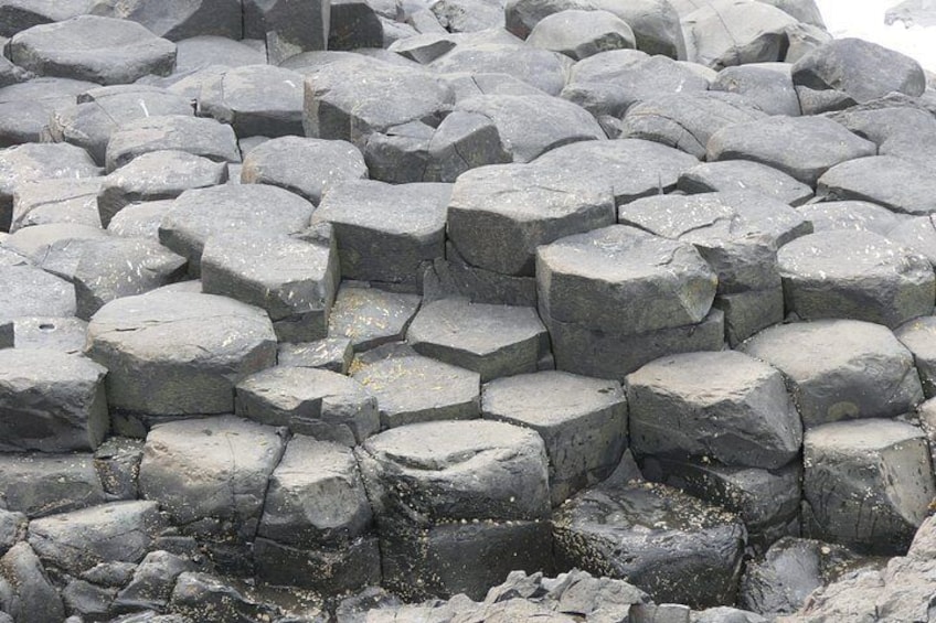 Un grand amas de roches grises de formes irrégulières, entassées les unes sur les autres. 4