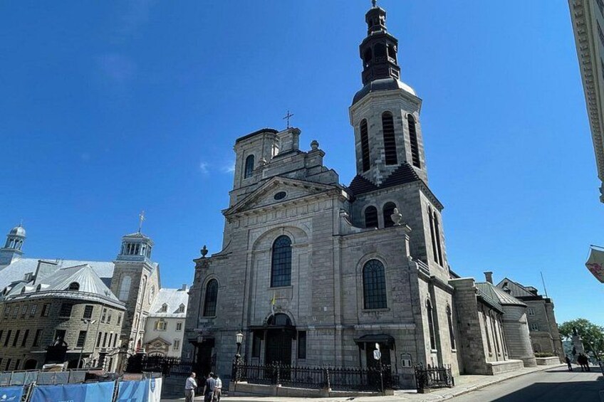 Une église historique dotée d’un haut clocher, d’une grande fenêtre en arc de cercle et d’une coupole. 3
