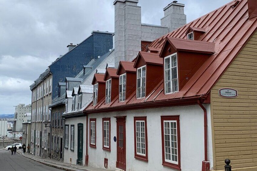 Une rangée de bâtiments historiques aux toits rouges et aux murs blancs. 4