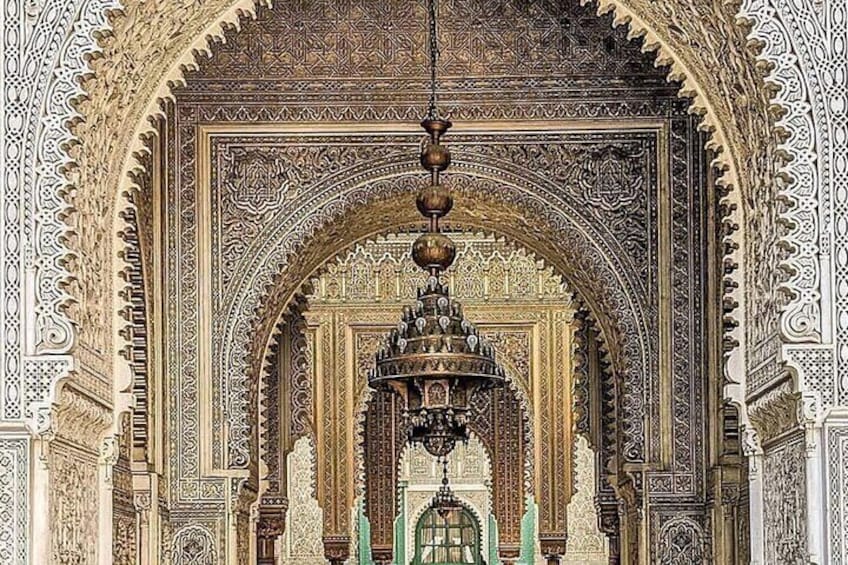 Un'elaborata architettura con decorazioni intricate e un lampadario pendente. 4