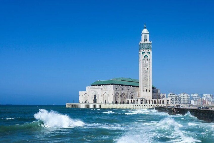 Una moschea con un alto minareto affacciata sul mare. 5