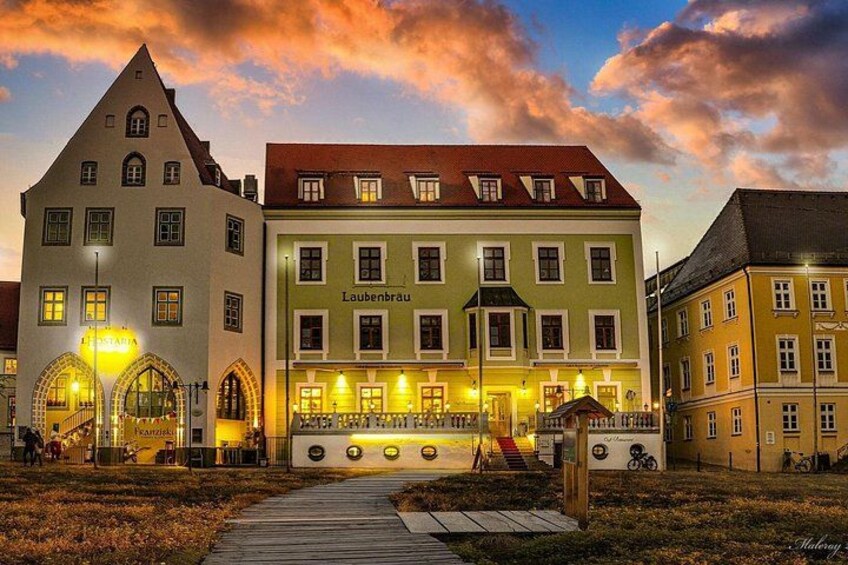 A building with the sign 'Laubenbräu' at twilight. 2