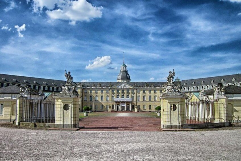 Un imponente edificio storico con una cupola centrale, ali simmetriche e statue. 2