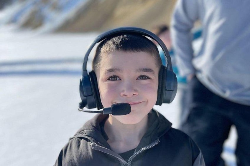 Une personne portant un casque audio à l'extérieur. 5