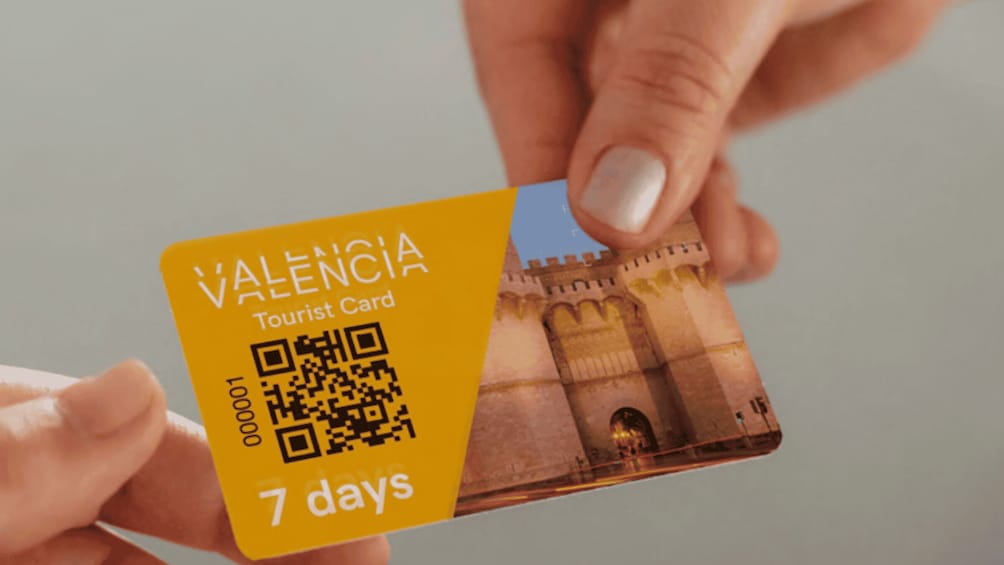 Et gult turistkort med en QR-kode og et billede af et slot. 3