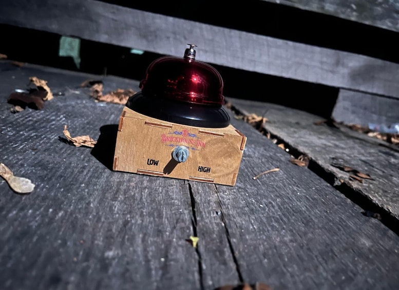 Une radio ancienne posée sur une surface en bois. 5