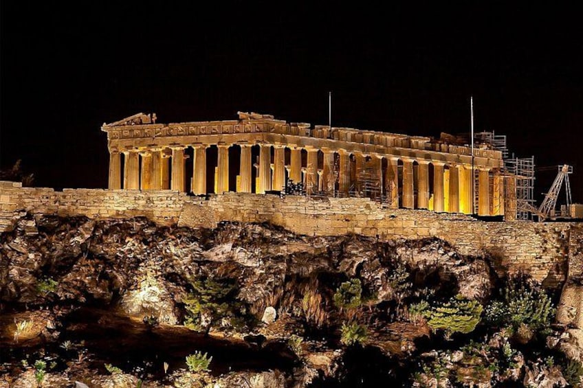 De Parthenon 's nachts, verlicht, met steiger aan de rechterkant. 1