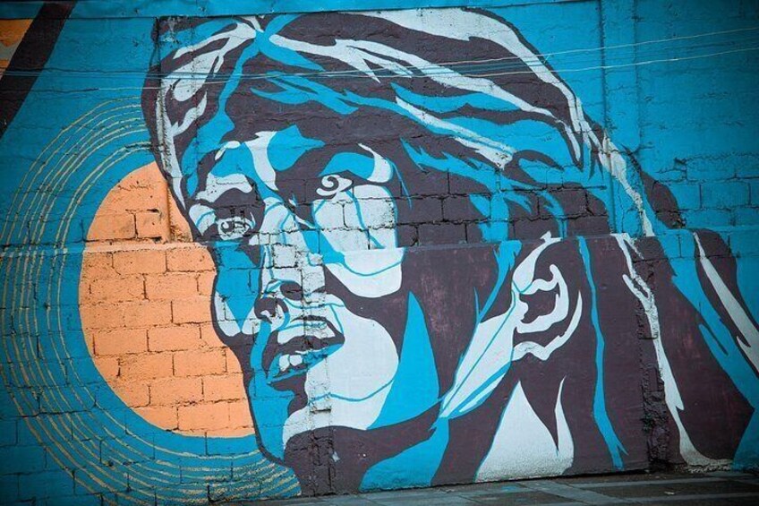 Un murale raffigura un sole grande e un volto. 1
