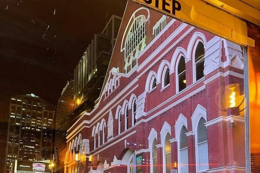 Un edificio rosso con finestre ad arco e un grande cartello con la scritta 'STEP'. 1
